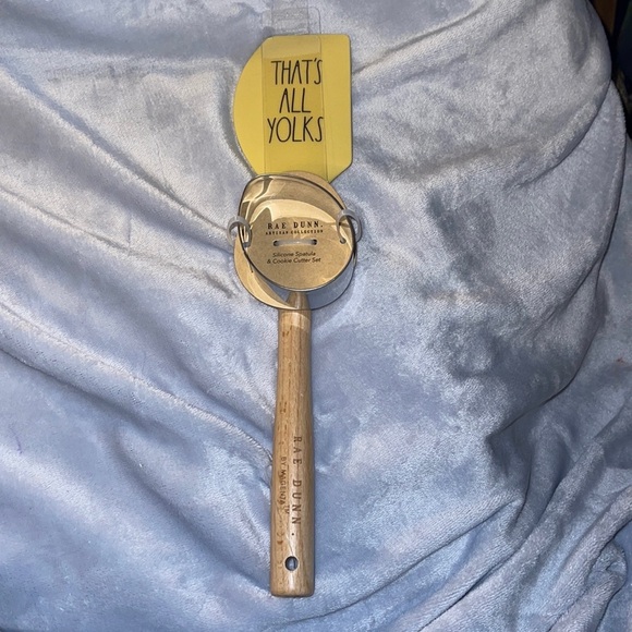 “That’s All Yolks”Rae Dunn Spatula/Egg Cookie Ctr - Picture 1 of 3